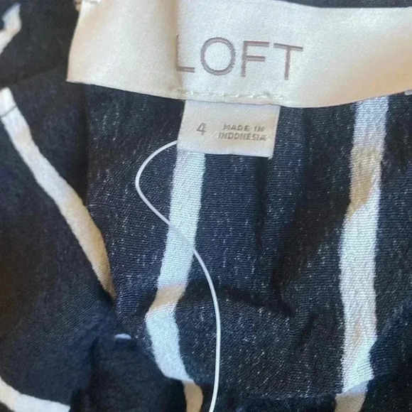 Loft Black\White Striped Sleevess Ruffle Hem Romper With Pockets Size 4 - Picture 5 of 6